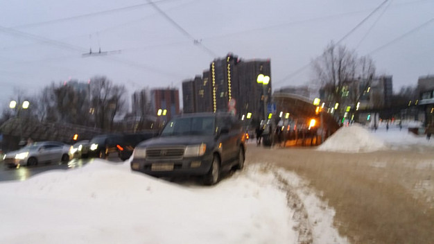 Автолюбители устроили из сквера парковку